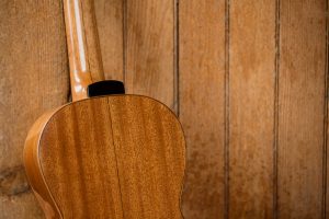 detail back Parlor Guitar wall | Kazourian Luthier Montréal